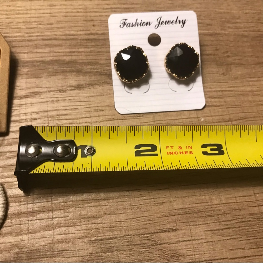 Vintage Elegant Black and Gold Stud Earrings - Picture 5 of 6